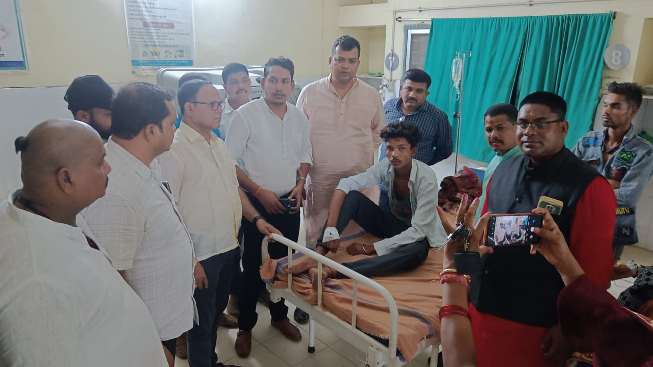 तुरतुरिया से वापस आते समय पिकप पलटने से घायल व्यक्तियों से मिलने अस्पताल पहुंचे विधायक संदीप साहू