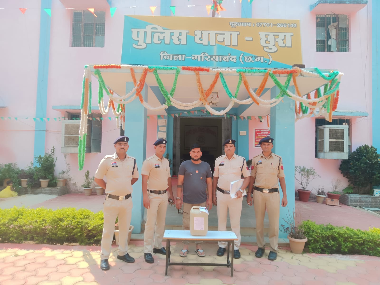 गरियाबंद में नशे पर वार: घर में बेच रहा था महुआ शराब, पुलिस ने किया गिरफ्तार