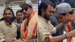 विक्की कौशल के इस अंदाज ने जीता दिल, एयरपोर्ट पर फैन से गिफ्ट लेने से पहले उतारे जूते, हो रही संस्कारों की तारीफ