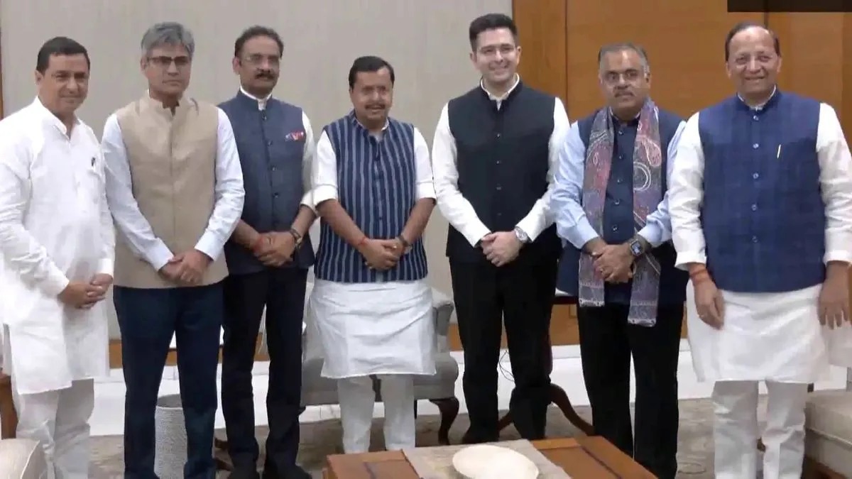 "आप गई टूट" एकता में फूट! बीजेपी के पाले में आप सांसद