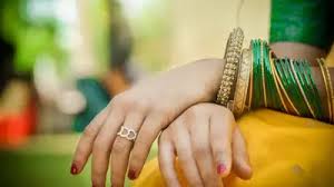 चूड़ियां पहनते समय क्या आप भी करती हैं ये गलतियां? जानें वास्तु के अनुसार कैसे पहनें 