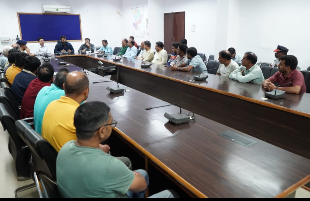 जशपुर के विकास हेतु कलेक्टर ने शहर के व्यापारियों से की विभिन्न विषयों पर चर्चा