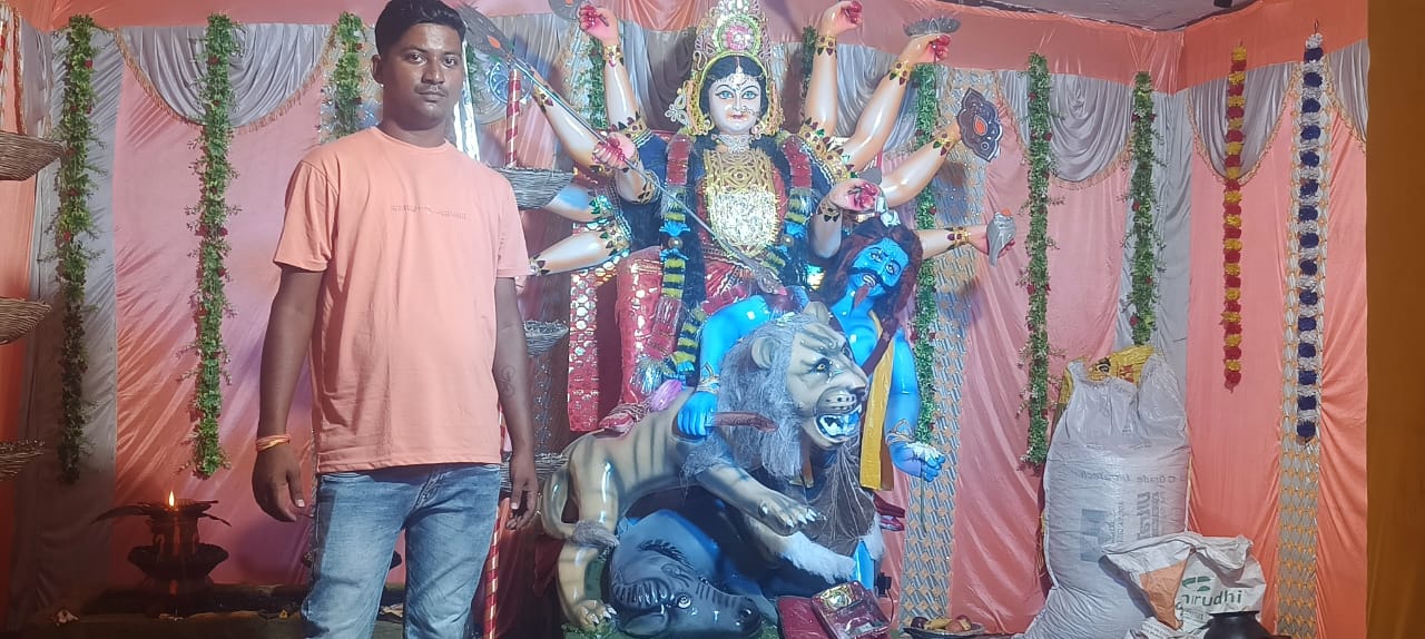 बाजार चौक लवन में विराजित माँ दुर्गा के दर्शन के लिए उमड़े श्रद्धालुओं की भीड़