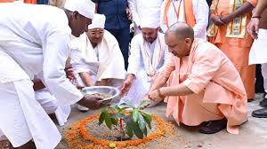 CM योगी ने कबीरधाम आश्रम में की मूर्तियों की स्थापना, रोपा रुद्राक्ष का पौधा