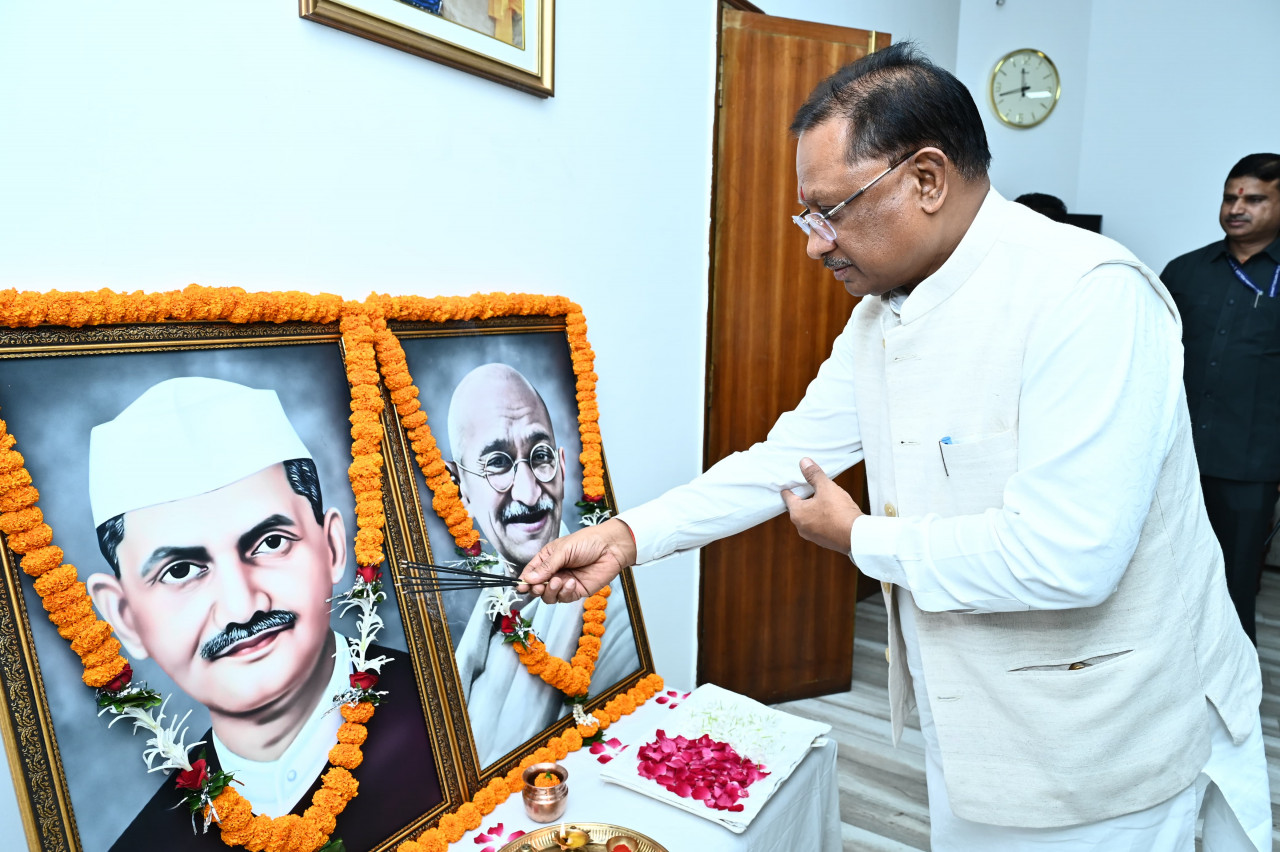 मुख्यमंत्री ने राष्ट्रपिता महात्मा गांधी और पूर्व प्रधानमंत्री स्वर्गीय लाल बहादुर शास्त्री की जयंती पर उन्हें किया नमन