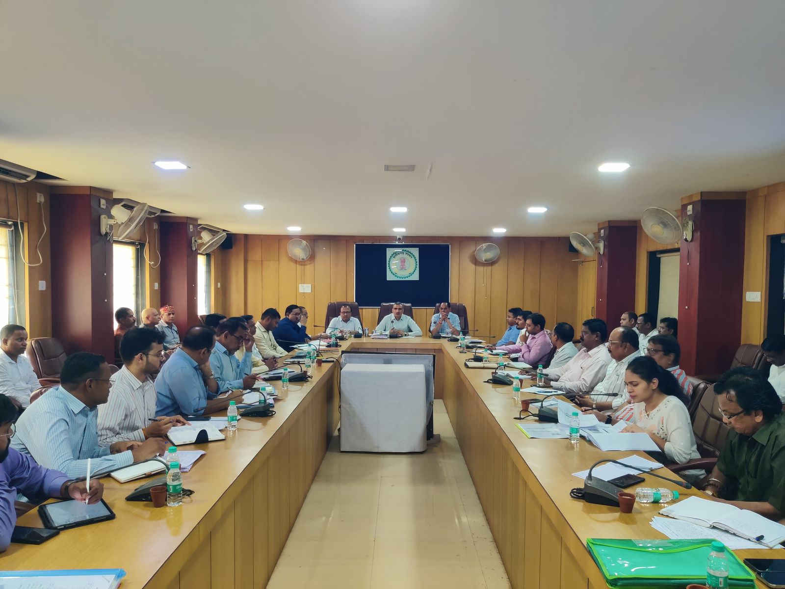कलेक्टर की अध्यक्षता में समय-सीमा बैठक संपन्न, मतदान केन्द्रों के युक्तियुक्तकरण पर विशेष जोर