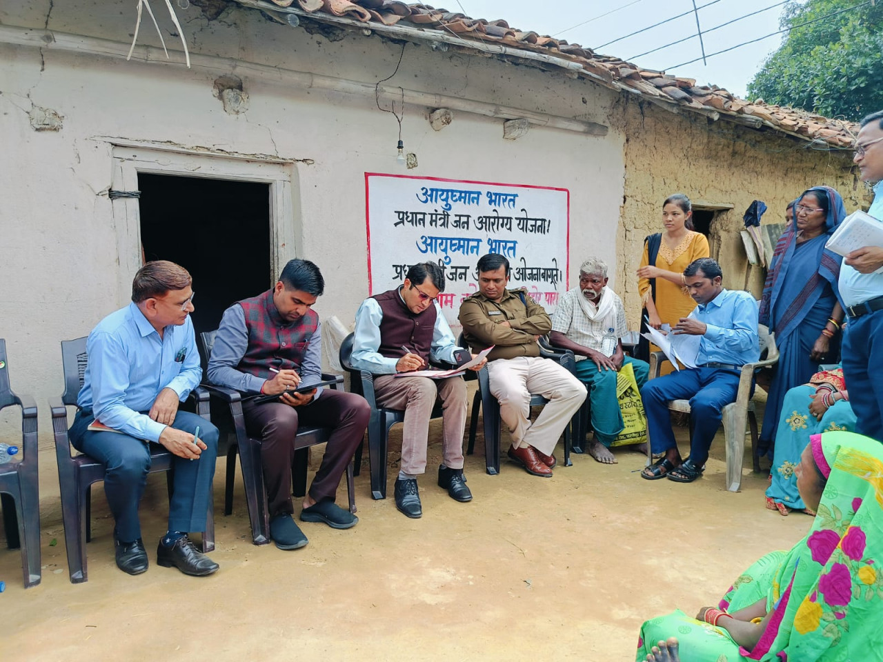 बिरहोर बस्ती पहुंचे कलेक्टर कार्तिकेया गोयल, दी महतारी वंदन की जानकारी, दो हितग्राहियों के स्वयं भरे फॉर्म