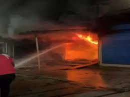 कपड़ा दुकान में लगी भीषण आग,लाखों का सामान जलकर खाक 