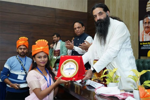 महर्षि पतंजलि योग रत्न से मोनिका साहू सम्मानित 