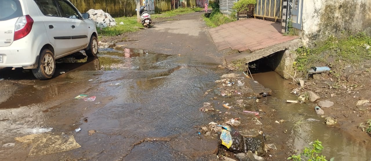 कोड़ेनार ग्राम पंचायत की लापरवाही,मंदिर जाने वाले भक्त गंदे नाले के पानी से गुजरने को मजबूर
