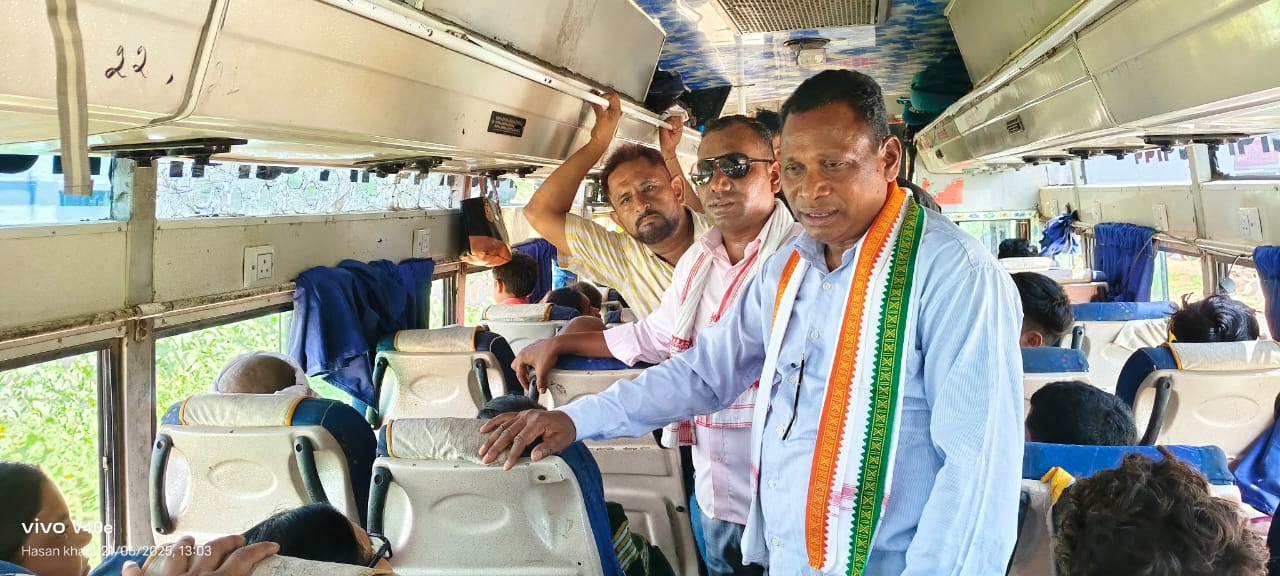 यात्रियों की समस्याओं को जानने बिन्द्रानवागढ विधायक जनक ध्रुव बस मे सफर कर यात्रियों की समस्याओं से हुए रूबरू