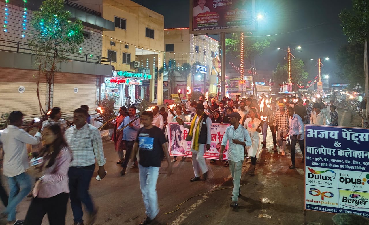 दोषियों को फांसी और घर में बुलडोजर की मांग को लेकर हुआ प्रदर्शन मशाल रैली