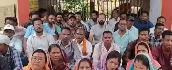 भाजपा समर्थित सरपंचों और कार्यकर्ताओं ने अपनी ही सरकार के ख़िलाफ़ खोला मोर्चा