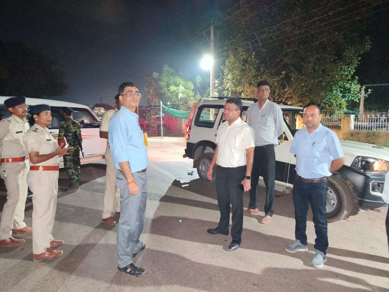 विधानसभा निर्वाचन 2023  : शराब स्टॉक का जांच करने कलेक्टर-एसपी पहुंचे देर रात शराब दुकान