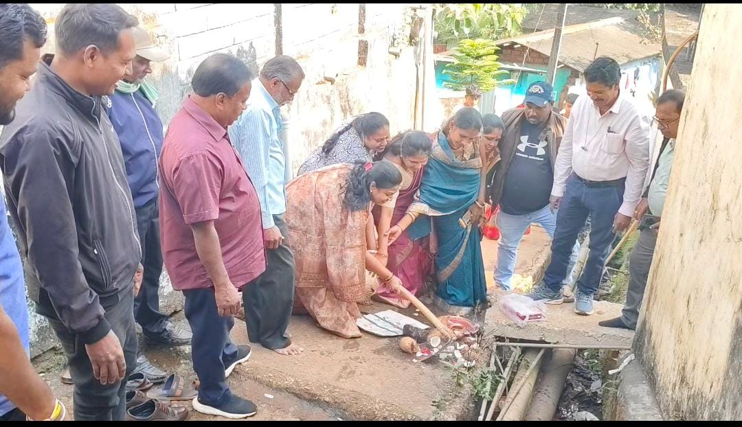 वार्ड क्रमांक 03 में सीसी रोड एवं नाली निर्माण कार्य का भूमि पूजन 