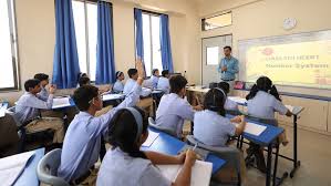 बढ़ी हुई फीस और महंगी स्टेशनरी ने  पैरेंट्स का बिगाड़ा बजट 