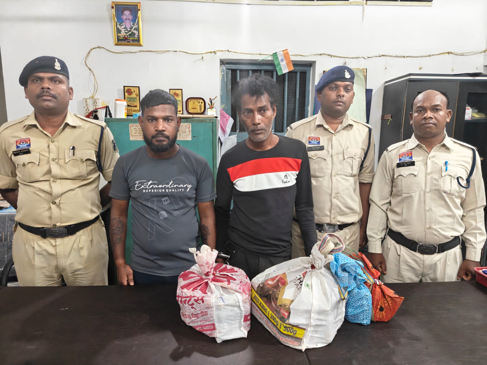 कोरक्स बिक्री हेतु ग्राहक इंतजार करने वाले 02 अपराधी को गिरफतार कर भेजा गया जेल 