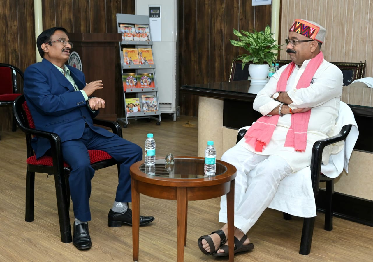 उप मुख्यमंत्री अरुण साव से रायपुर और बिलासपुर संभाग के आयुक्त महादेव कावरे ने की सौजन्य मुलाकात