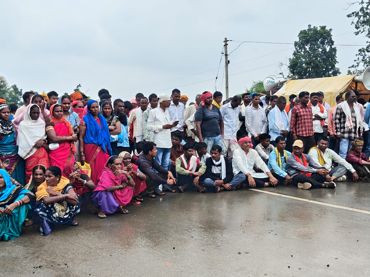 खाद की समस्या को लेकर युवा कांग्रेस ने किया प्रदर्शन, बेरीकोट तोड़कर सौंपा ज्ञापन