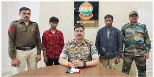 सुरक्षाबलों ने 2 नक्सलियों को किया गिरफ्तार