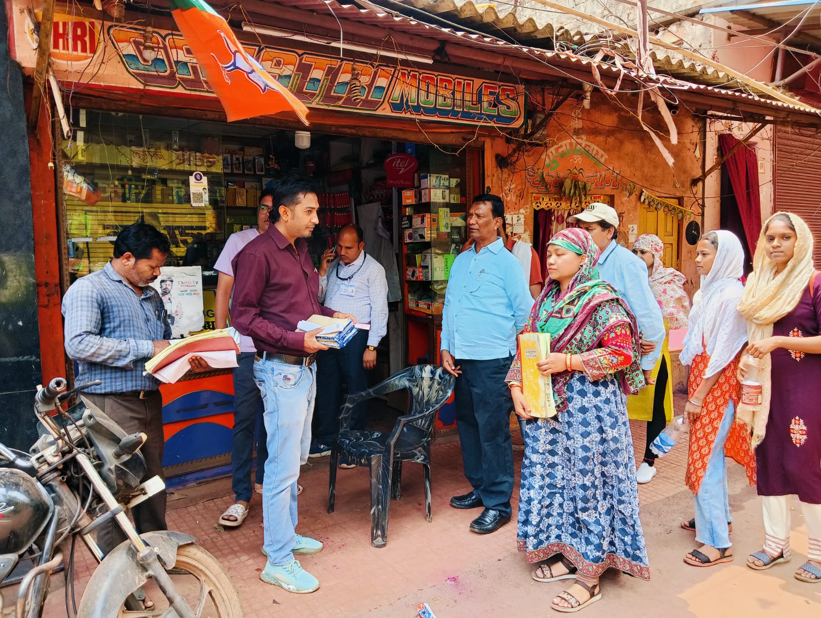 टैक्स भुगतान करने हेतु नगरपालिका राजस्व अमला कर रहीं है लोगों को सूचित