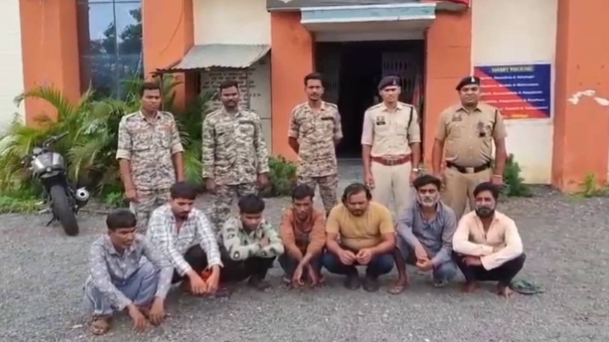 महासमुंद में जंगल के अंदर चल रहा था लाखों का जुए का अड्डा! पुलिस की रेड में 12 गिरफ्तार, 20.35 लाख की नकदी, कार-बाइक और मोबाइल जब्त