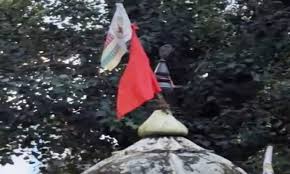 कामठी में विवाद की आशंका के बीच कलेक्टर पहुंचे गांव, मंदिर समिति ने लहराया भगवा ध्वज