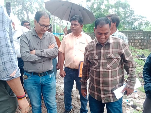 स्टेशन पारा अंडर ब्रिज का कार्य का निरीक्षण करने पहुंचे जिलाधीश