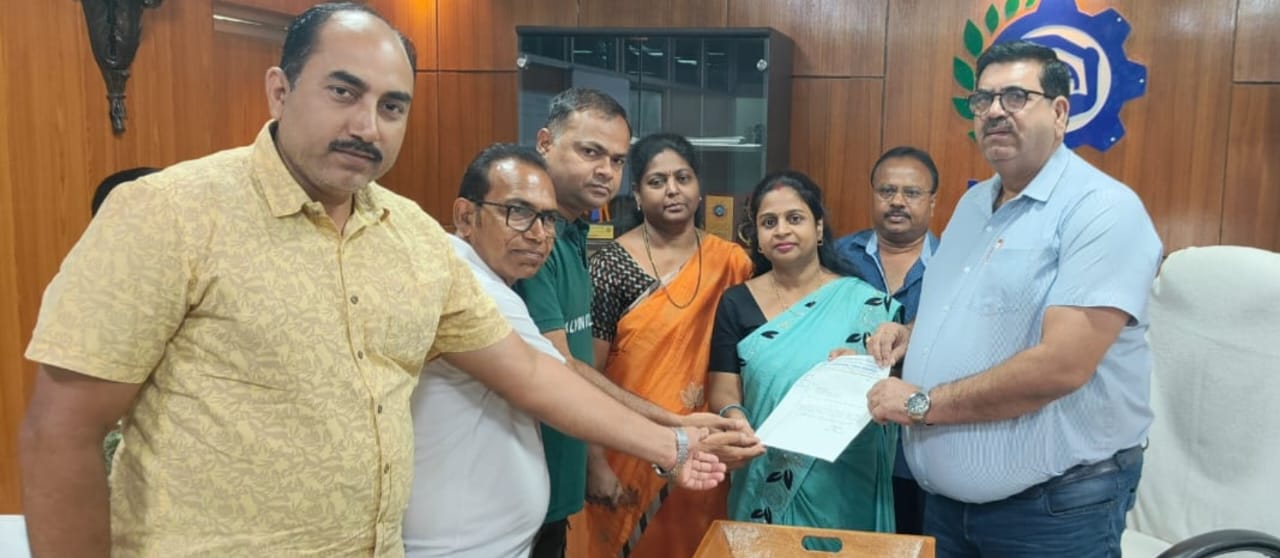 अभ्यर्थियों को प्रशिक्षण प्रदान करने के संबंध में किरन्दुल पालिका परिषद द्वारा एनएमडीसी सीजीएम को सौंपा ज्ञापन