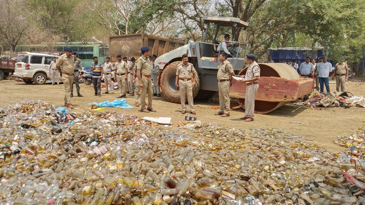 रायपुर पुलिस ने 32 थानो मे वर्षों से जप्त रखे हुए कुल18804 लीटर कीमत एक करोड़ बीस लाख रुपए के शराब किया नष्ट