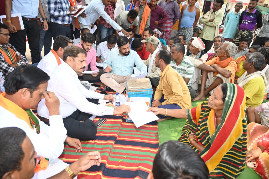 सुशासन तिहार 2025 : प्रथम चरण के अंतिम दिन कलेक्टर वर्मा और जिला पंचायत अध्यक्ष साहू खैरबनाकला पहुंचकर स्वयं ग्रामवासियों से आवेदन लिए