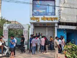 चोरों ने दिया बड़ी वारदात को अंजाम,मोबाइल दुकान से 25 लाख के फोन और एक्सेसरीज गायब