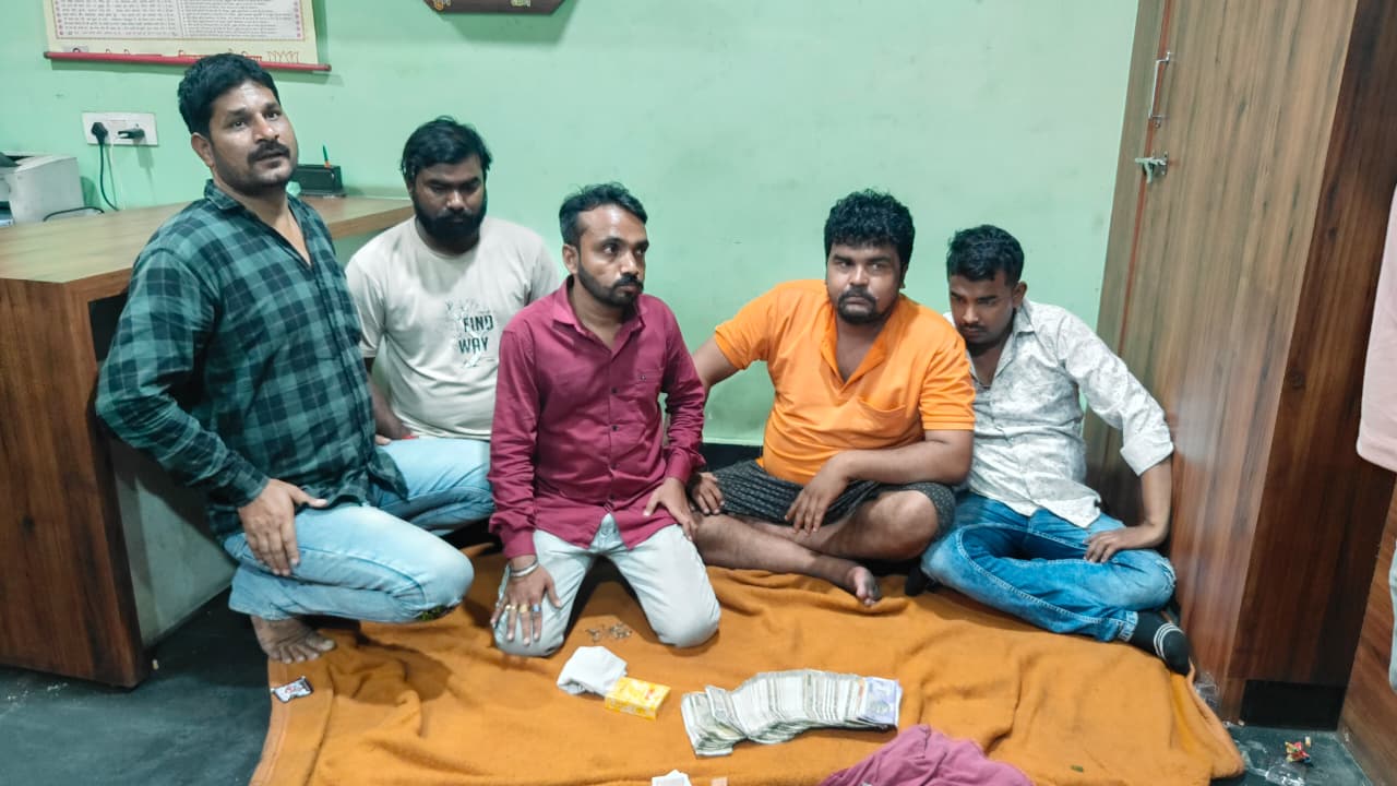 खमतराई पुलिस की कार्यवाही: जुआ खेलते 05 जुआरी गिरफ्तार