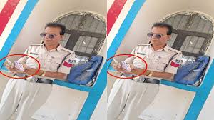 अलग ही खेला चल रहा है जेल में बंद पति से मिलने गई पत्नी हेड कॉन्स्टेबल ने जेलर के नाम मांगे पैसे !