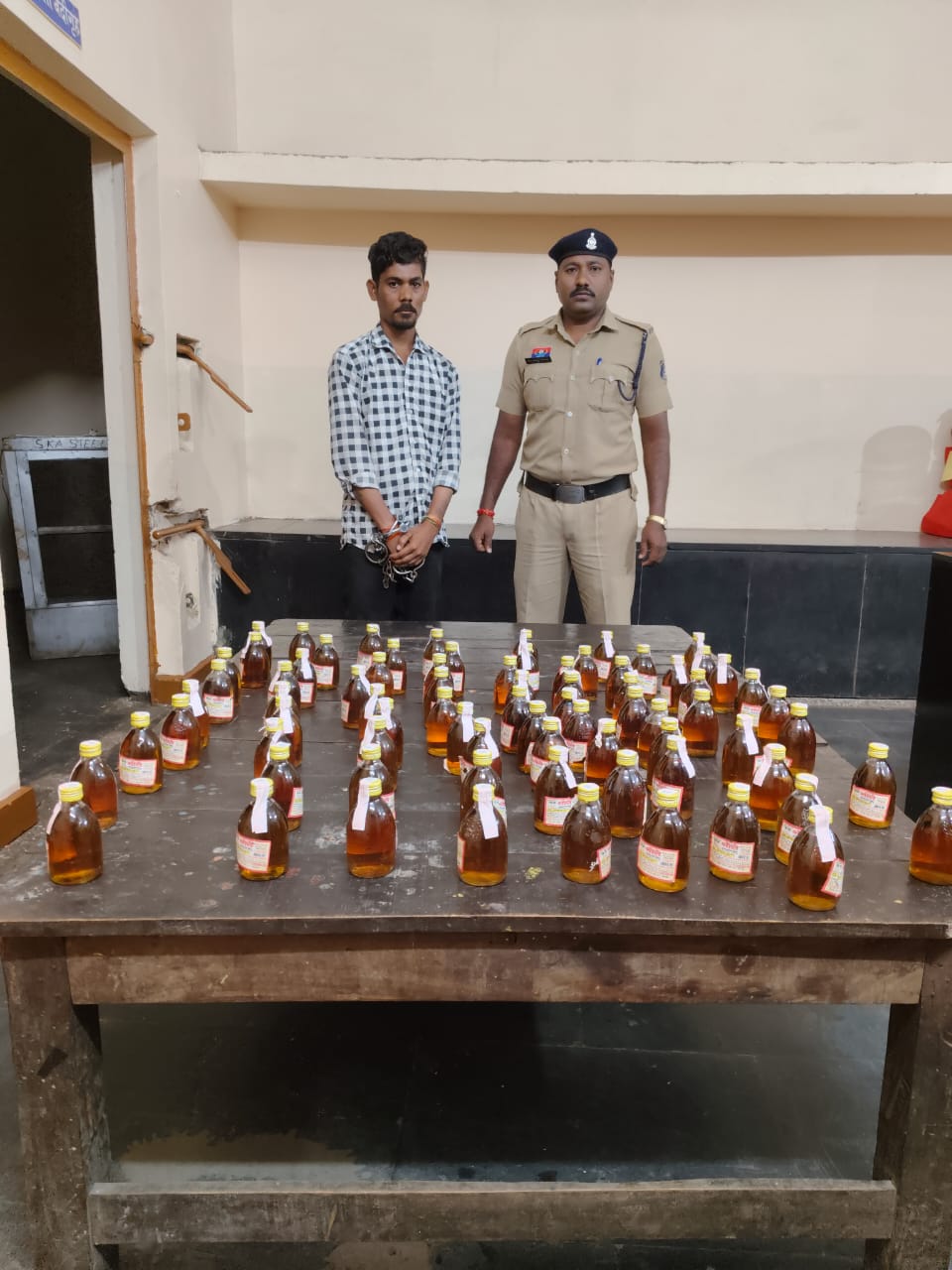  72 पौवा अवैध शराब देशी मसाला के साथ आरोपी राजा देवागंन गिरफ्तार 