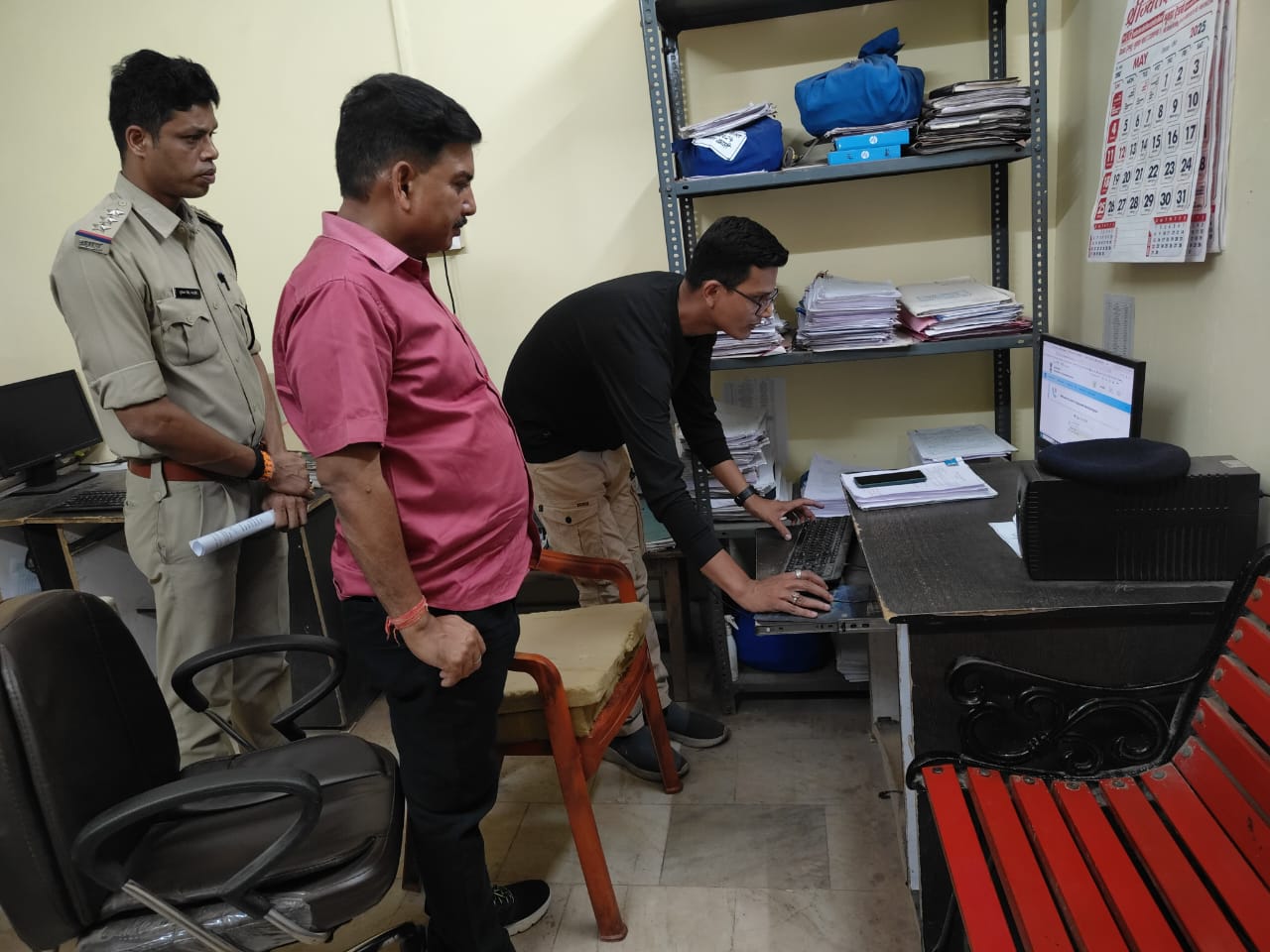 एसएसपी बेमेतरा रामकृष्ण साहू (IPS) ने देर शाम रात थाना सिटी कोतवाली बेमेतरा का औचक निरीक्षण कर लिया जायजा