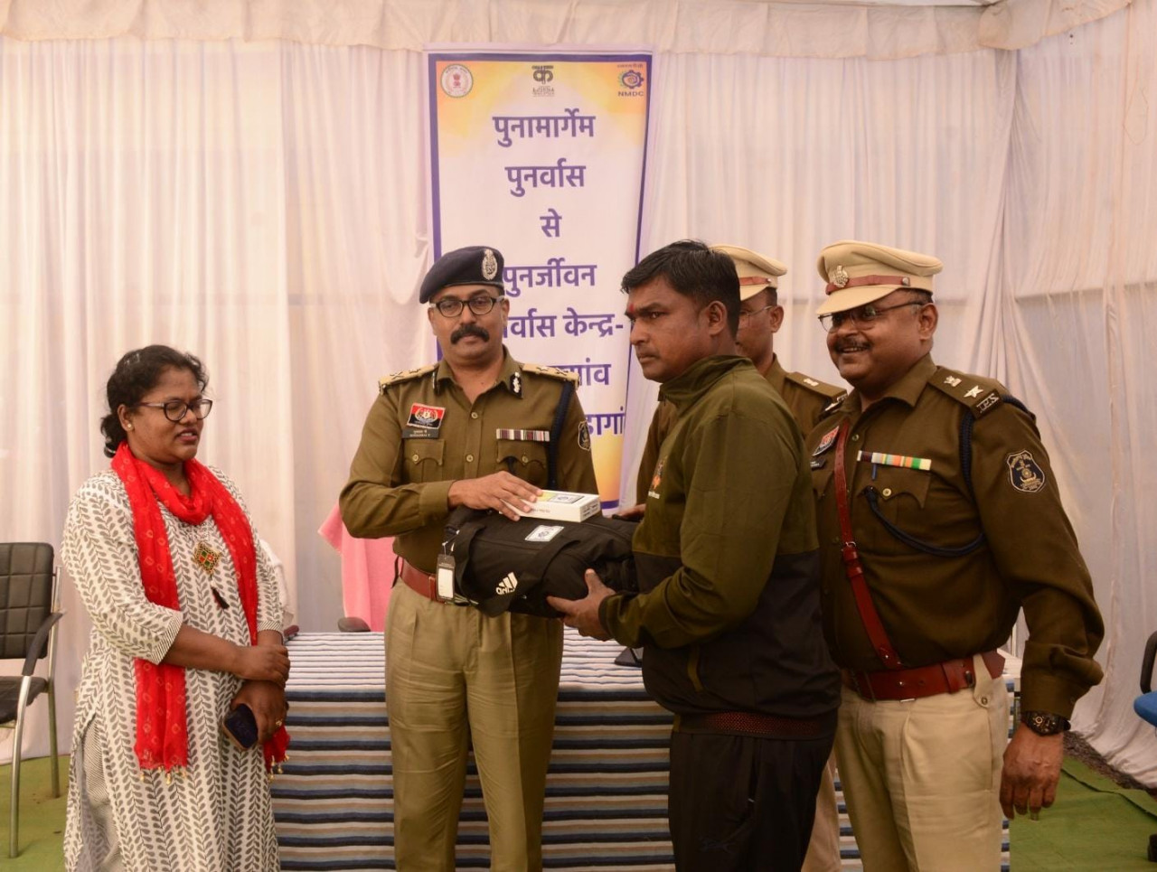 35 पुनर्वासितों को आईजी बस्तर ने किया स्मार्टफोन एवं प्रशिक्षण किट का वितरण