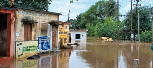 लगातार हुई बारिश से जनजीवन प्रभावित, चार लोगो की बची जान