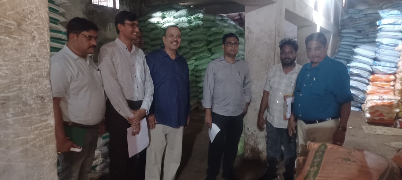राज्य स्तर के कृषि अधिकारी ने किया जिले के कृषि केन्द्रों का औचक निरीक्षण