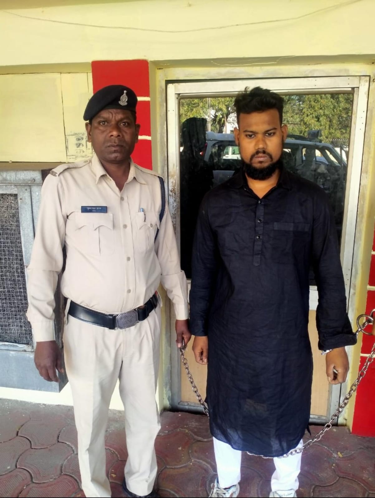 लोहे के चाकू के साथ आरोपी गिरफ्तार