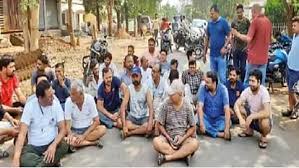 सेजबहार हाउसिंग बोर्ड कॉलोनी में तीन दिन से पानी बंद,आक्रोसित रहवासियों ने सड़क पर उतरकर जमकर किया विरोध प्रदर्शन