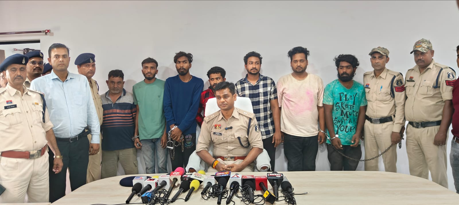 मनेंद्रगढ़ पुलिस का बड़ा खुलासा : चाकूबाजी कांड में 2 नाबालिग समेत 9 आरोपी गिरफ्तार,1 आरोपी अब भी फरार