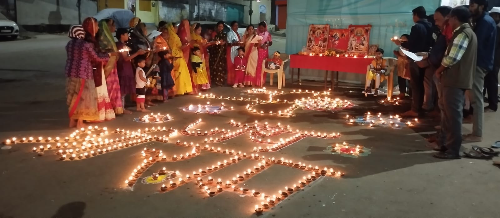 श्रीराम मंदिर प्राण प्रतिष्ठा 2 वर्ष  पूर्ण होने पर गजराज कैम्प में श्रद्धालुओं द्वारा मनाया गया दीपोत्सव