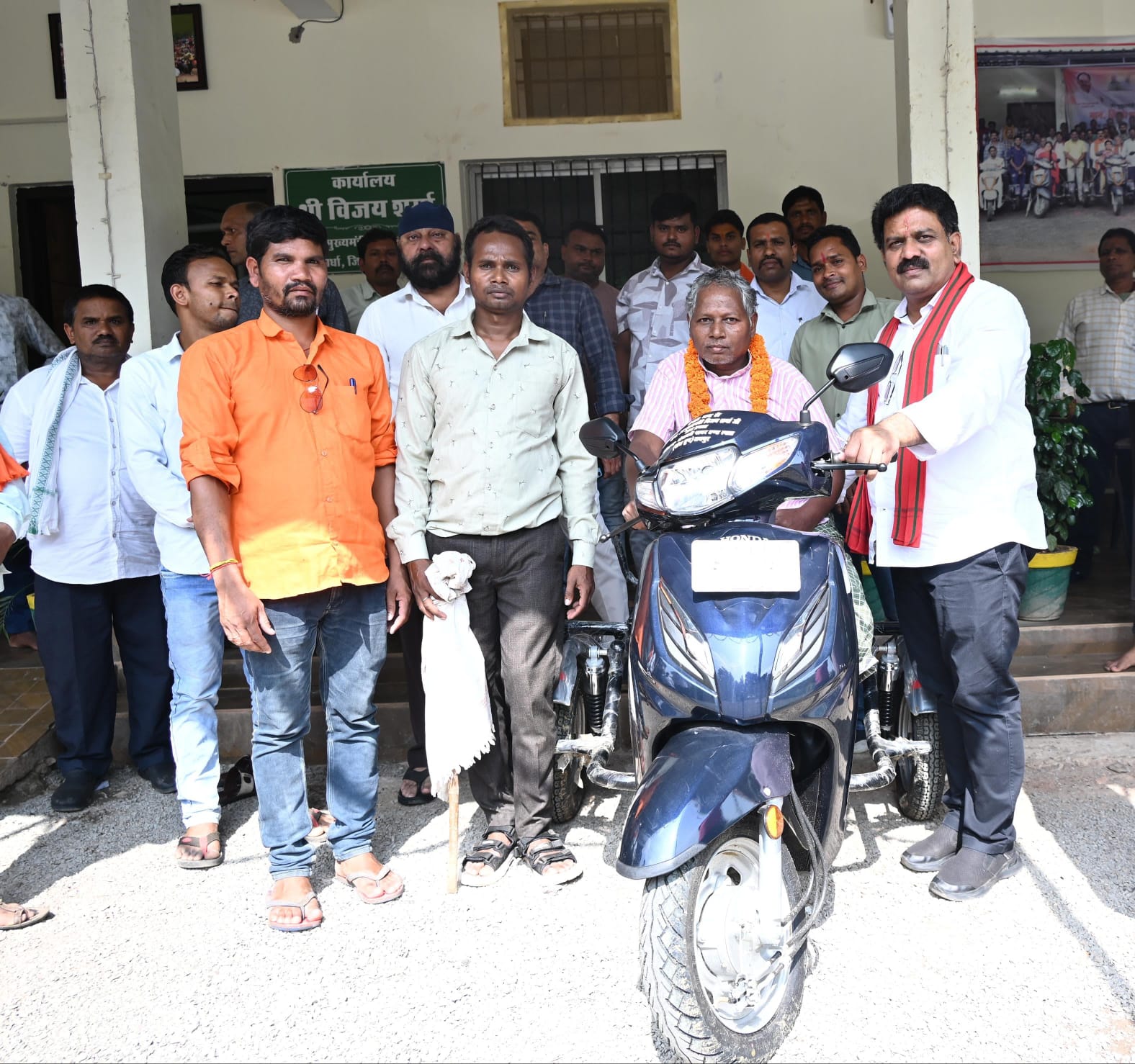 उप मुख्यमंत्री विजय शर्मा ने दिव्यांग युवक को दिया आगे बढ़ने का सहारा,अमर मरकाम को तत्काल मिली स्कूटी