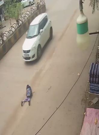 चलती स्कूल वैन से सड़क पर गिरा मासूम, CCTV में कैद हुई लापरवाही, टला बड़ा हादसा
