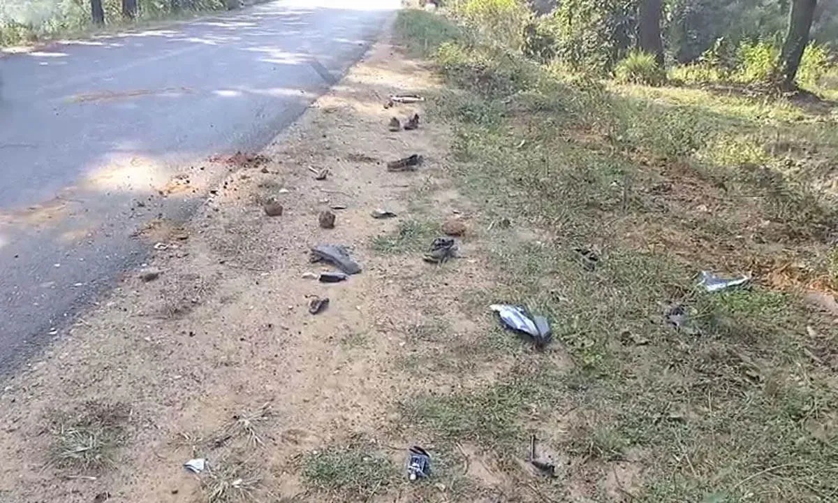 बस और बाइक की जबरदस्त टक्कर,हादसे में तीन लोगों की मौत 