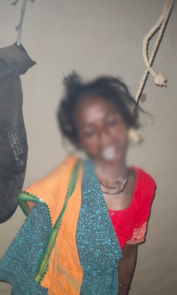 घर के मियांर में फाँसी लगाकर महिला ने कि आत्महत्या 