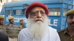 जमानत के बाद जोधपुर आश्रम पहुंचा आसाराम, समर्थकों ने फूलमाला पहनाकर किया स्वागत 