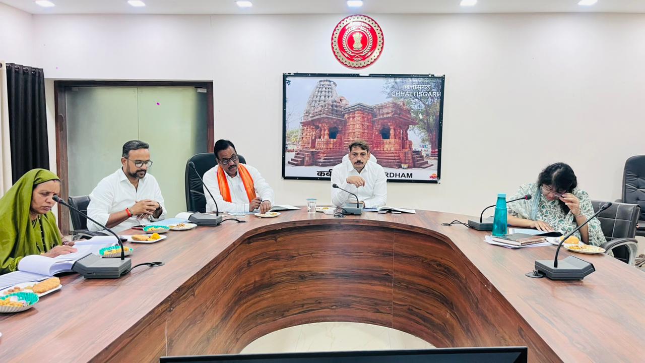 कवर्धा में DMF बैठक: कलेक्टर गोपाल वर्मा ने विकास कार्यों की समीक्षा की