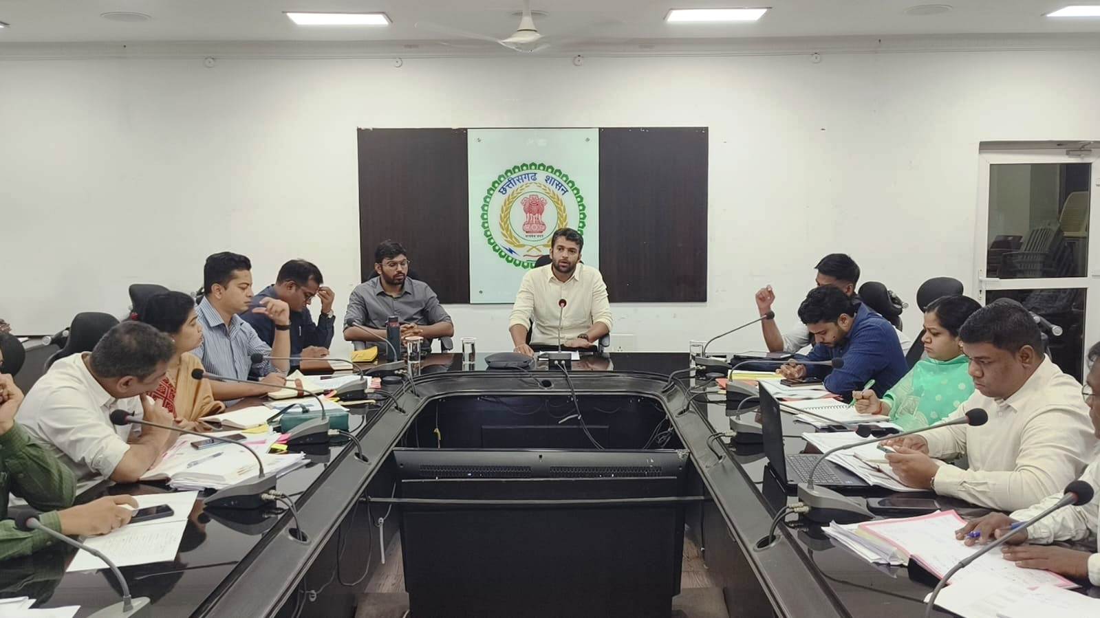 बिना वैध फार्मेसी लाइसेंस के संचालित दवा दुकानों पर करें कार्रवाई :  कलेक्टर मयंक चतुर्वेदी